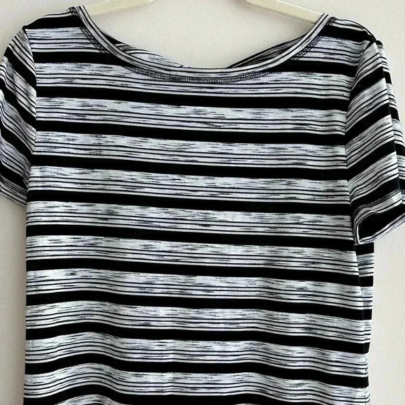 T by Talbots Black & White Striped Heathered Short Sleeve Tee Twist Keyhole Back - Picture 9 of 16